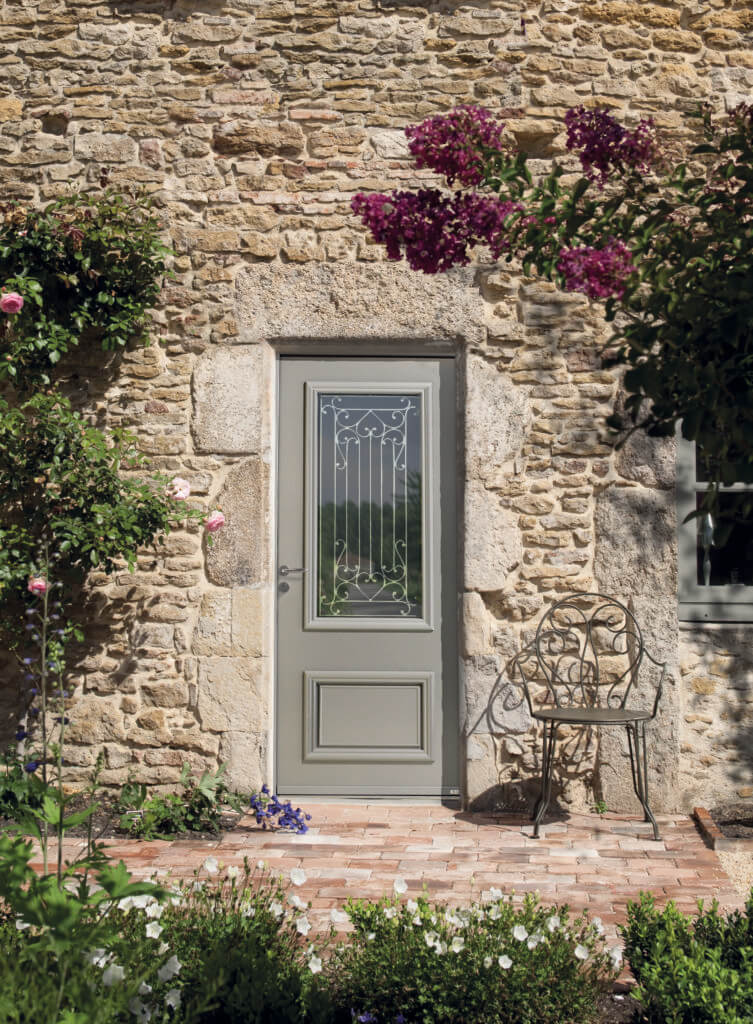 Porte d'entrée vitrée.
