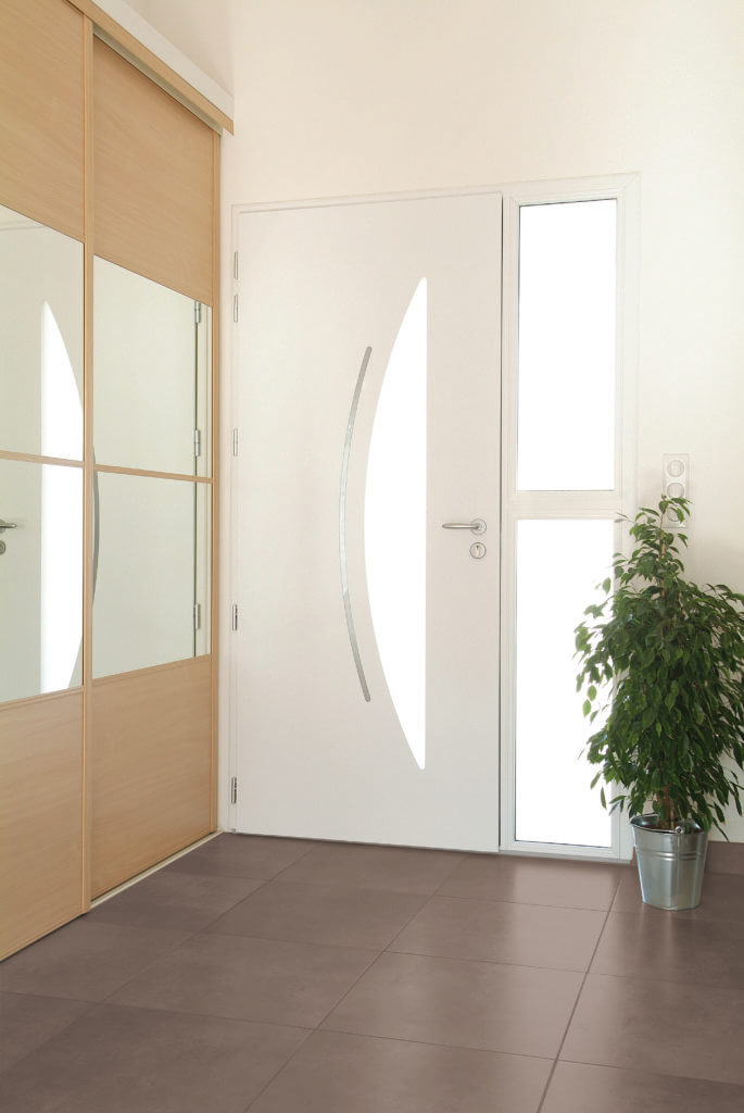 Porte d'entrée avec système de sécurité renforcé.