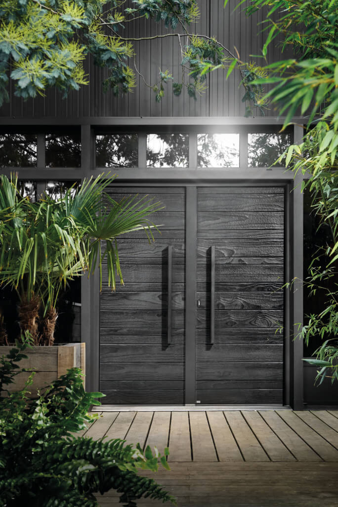 Maison avec porte d'entrée massive.