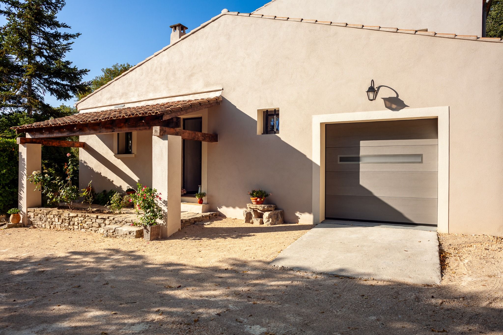 Porte de garage sectionnelle : pourquoi a-t-elle détrôné la porte basculante ?