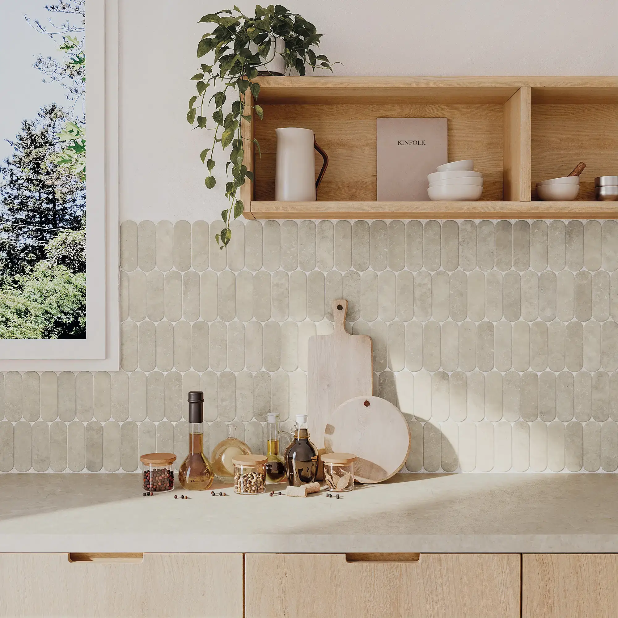 Crédence de cuisine en carrelage artisanal à motif d'écailles pour une ambiance douce et naturelle.
