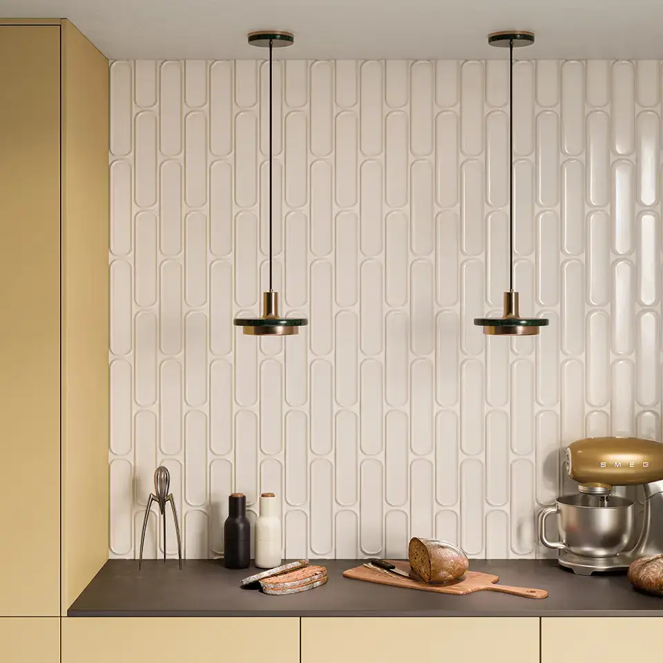 Crédence de cuisine en faïence blanche avec un motif en relief pour un style moderne et épuré.