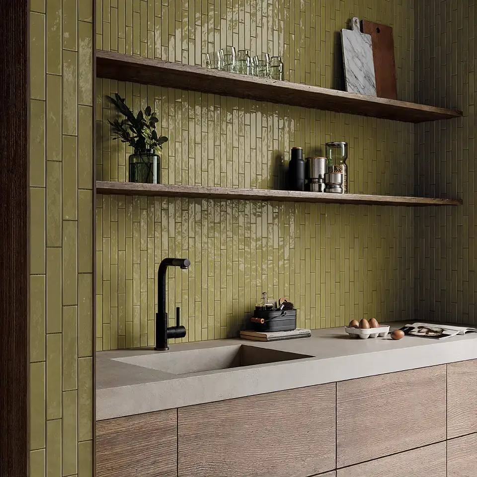 Crédence de cuisine en faïence d'inspiration Zellige de couleur verte pour une touche de caractère artisanal.