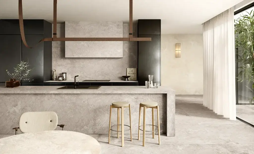 Tendance de la crédence XXL avec un panneau en grès cérame effet béton pour un rendu épuré et sans joints.