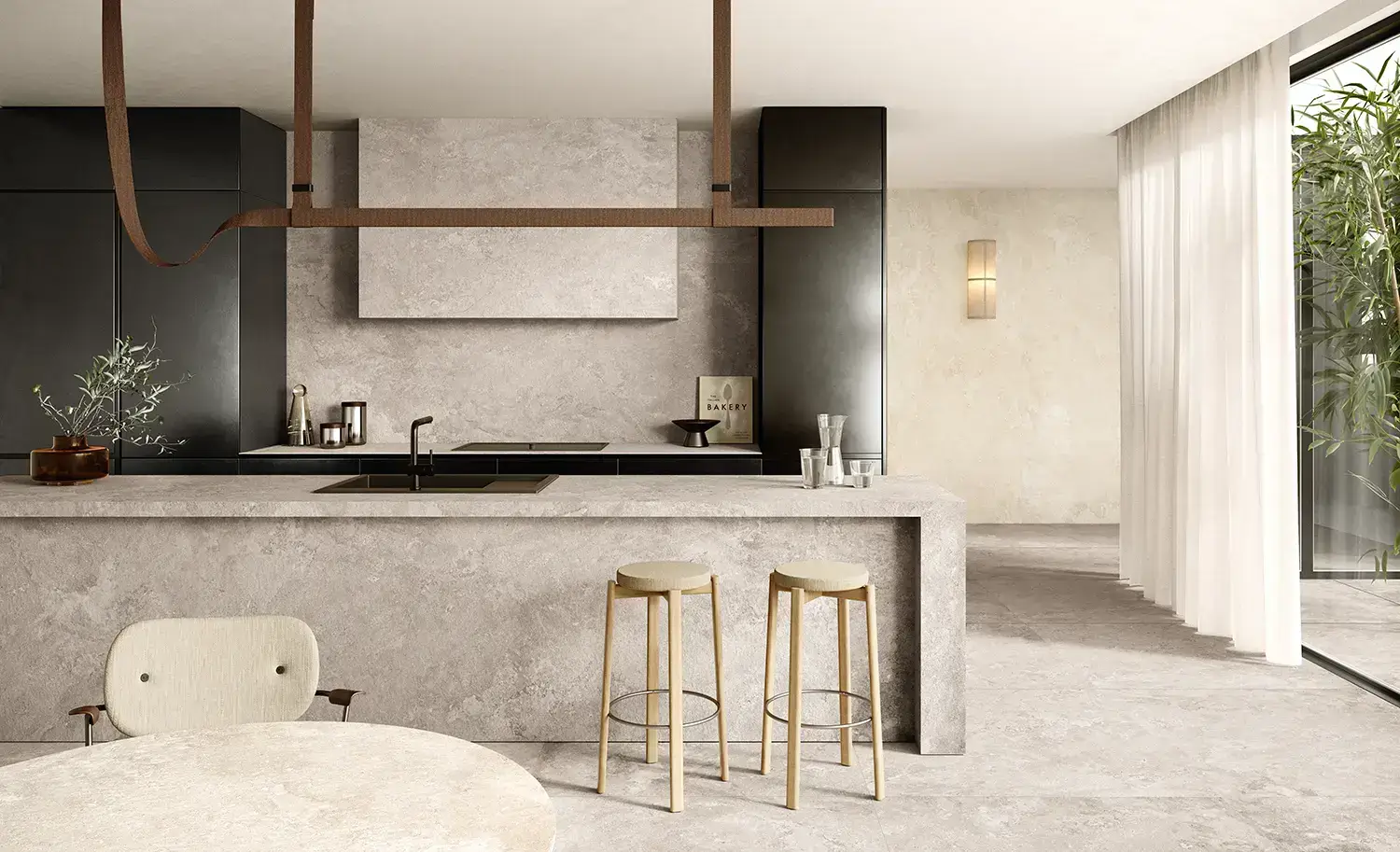 Tendance de la crédence XXL avec un panneau en grès cérame effet béton pour un rendu épuré et sans joints.
