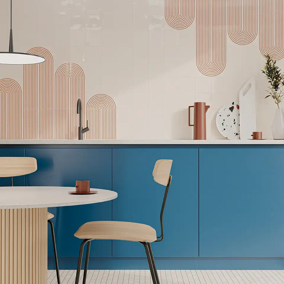 Tendance déco avec une crédence de cuisine à grands motifs graphiques et colorés.