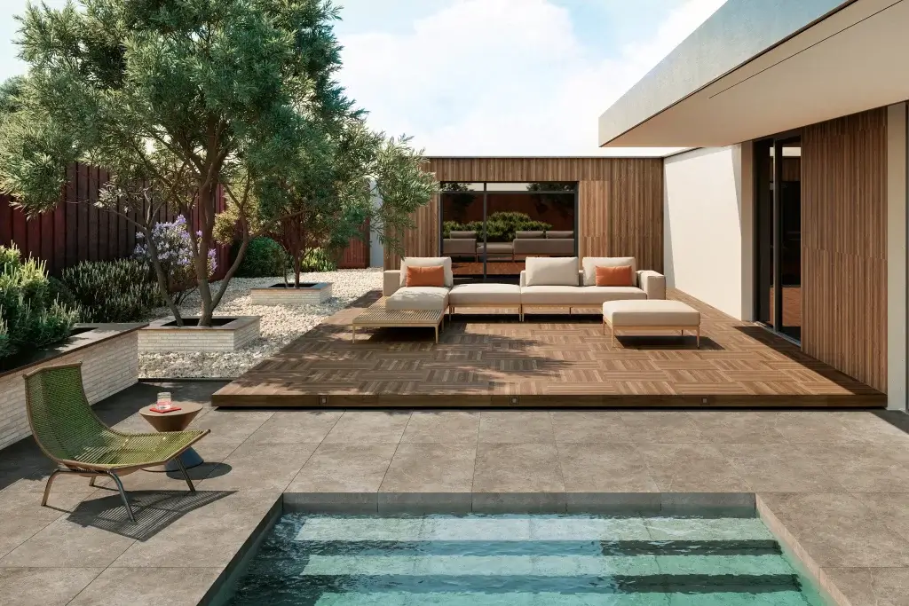 Abords de piscine avec carrelage extérieur aspect bois et pierre, résistant à l'eau et au gel Novabell