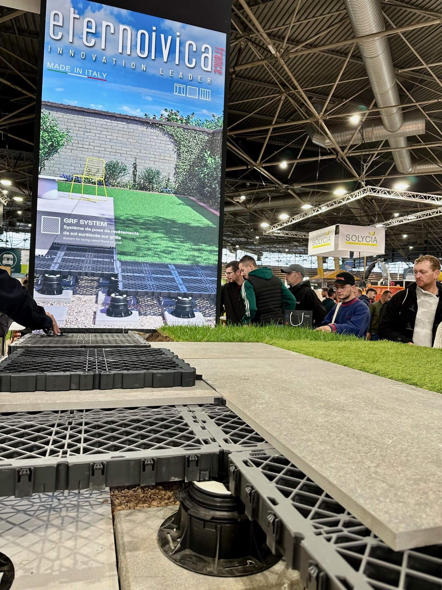 Démonstration de la dalle GRF pour pose de carrelage sur plots sur le stand Eterno Ivica.