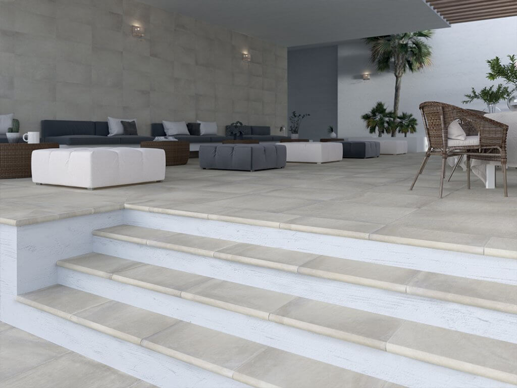 Escalier et terrasse en carrelage extérieur antidérapant certifié R11 pour une sécurité optimale