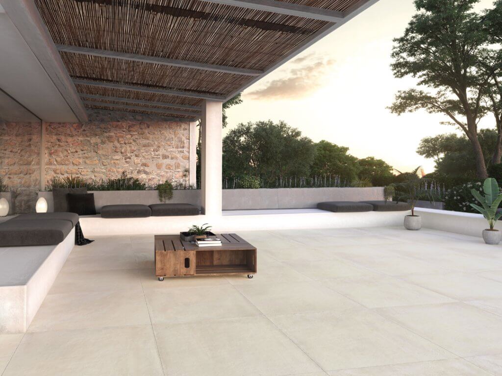 Grande terrasse moderne en grès cérame pleine masse effet pierre, durable et facile d'entretien