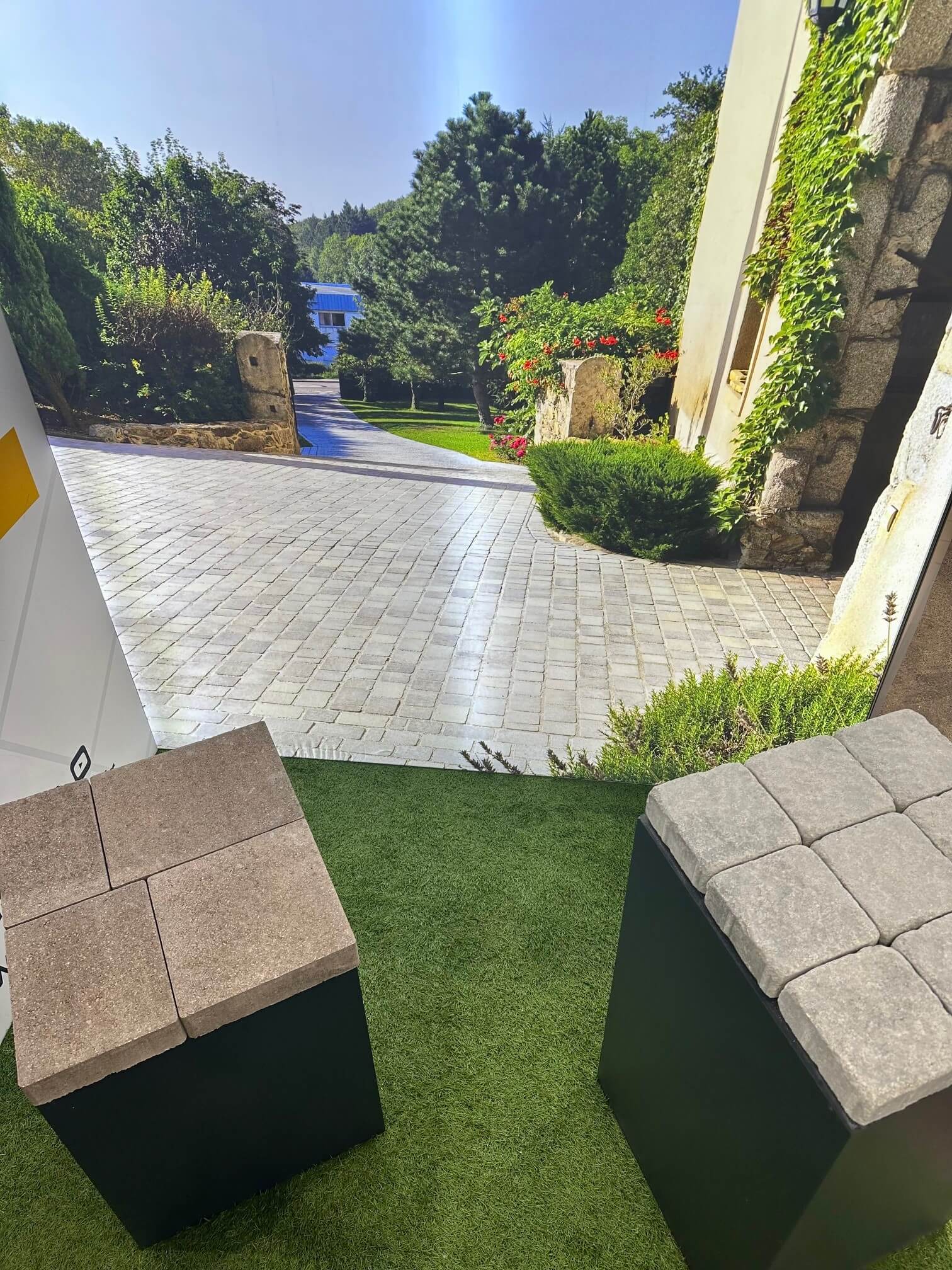 Pavés en béton coloris taupe de Fabemi, nouvelle tendance pour aménagement extérieur.