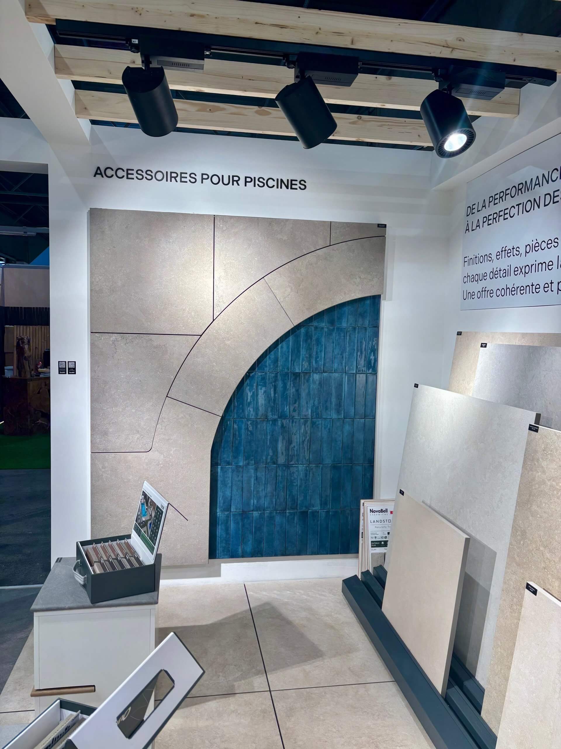Stand Novabell à Paysalia présentant un carrelage grand format et des finitions pour piscine