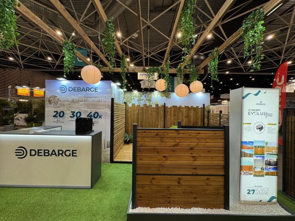 Stand du fabricant Debarge présentant la clôture modulaire en bois EVOLU H27