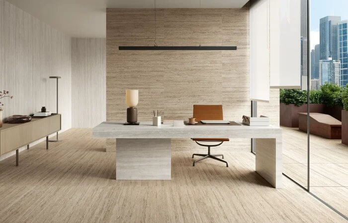 Carrelage sol grand format effet travertin pour un espace de travail lumineux et spacieux