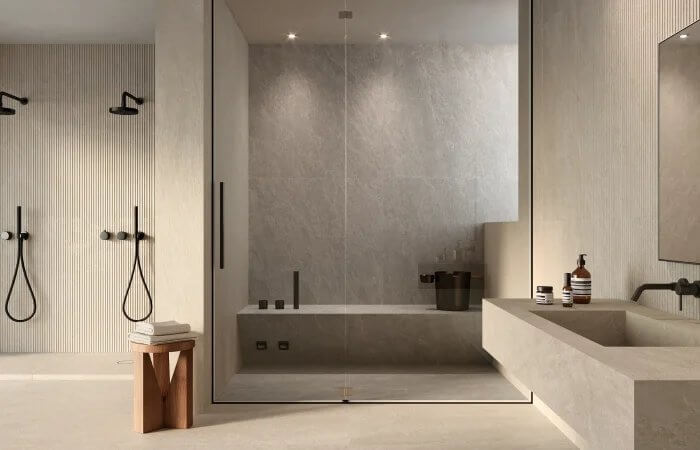 Carrelage mural grand format en salle de bain pour une douche design avec peu de joints