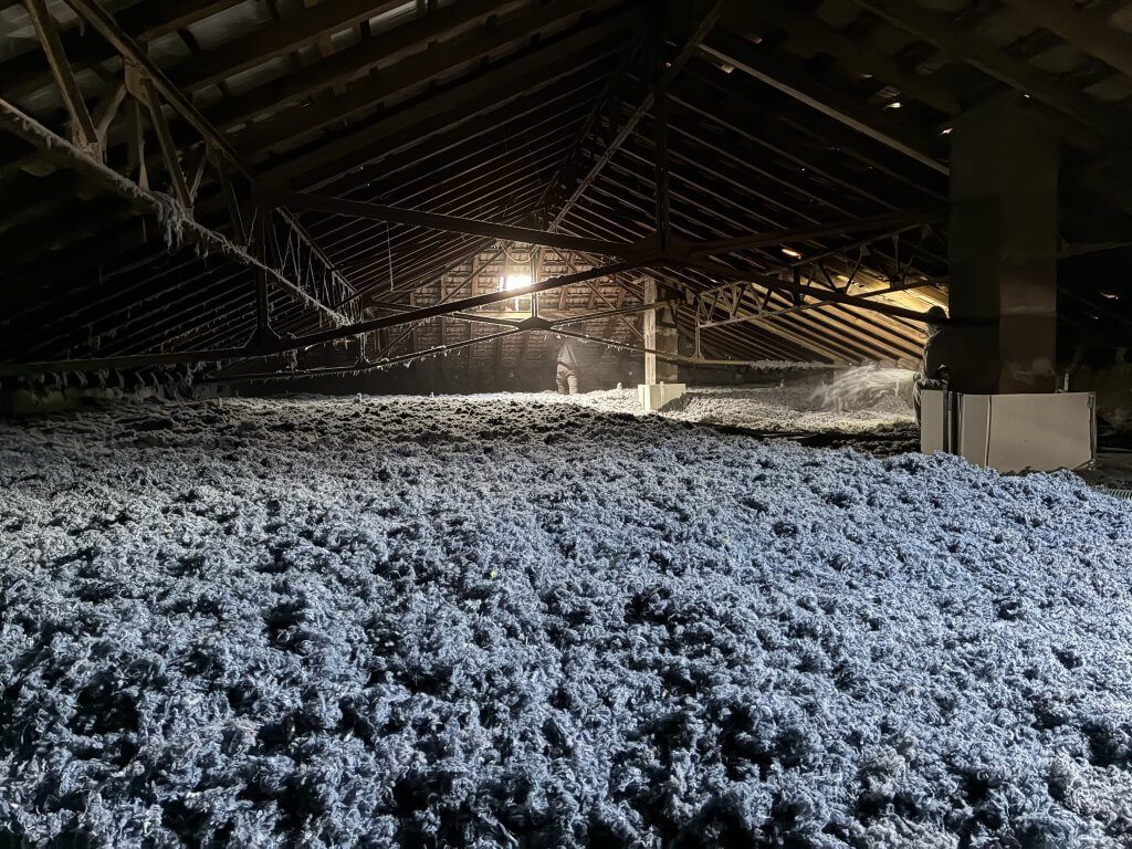 Chantier d'isolation de combles perdus par soufflage mécanique avec l'isolant vrac STYLE de Semin