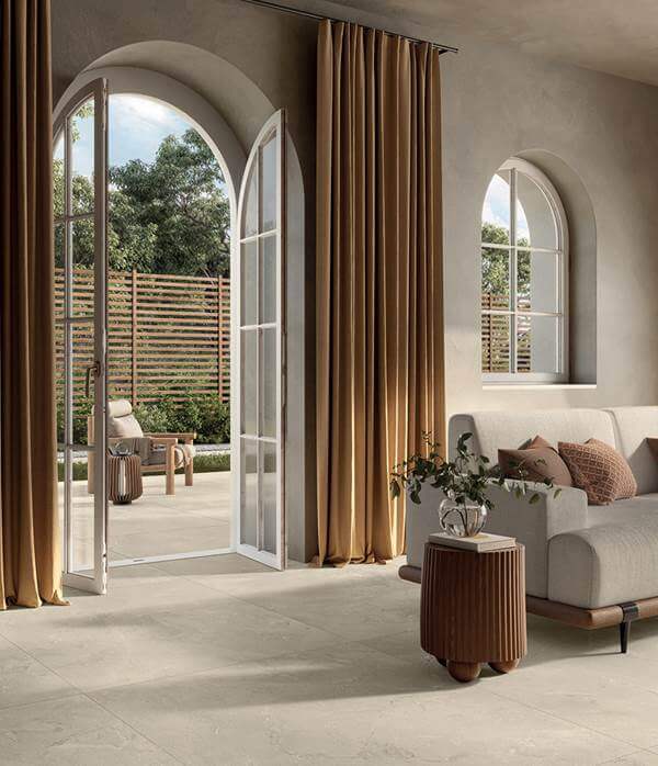 Continuité visuelle intérieur-extérieur avec un carrelage grand format effet pierre naturelle