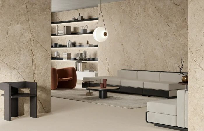 Carrelage XXL imitation marbre beige apportant élégance et luminosité au salon