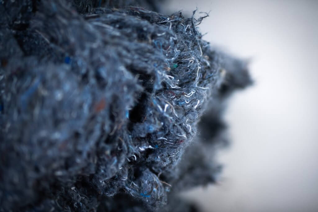 Gros plan sur les fibres de coton recyclées de l'isolant biosourcé STYLE de Semin