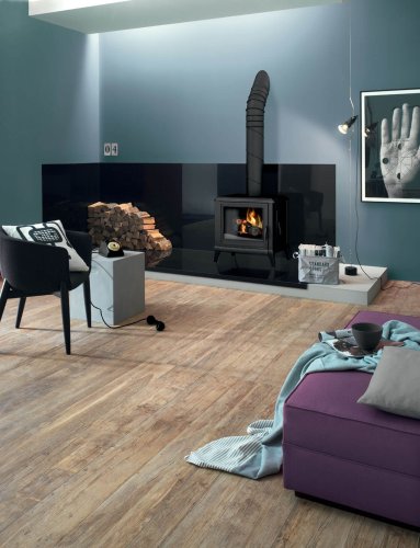 Salon chaleureux avec carrelage aspect bois rustique reproduisant fidèlement nœuds et veines