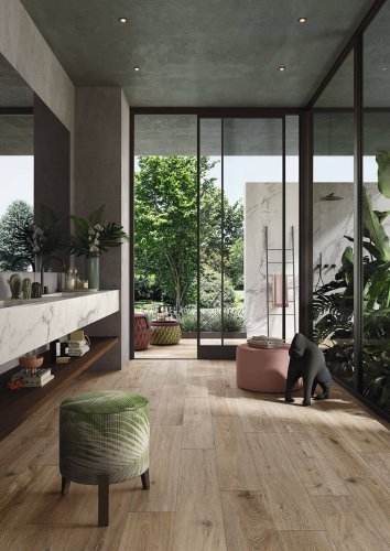 Terrasse extérieure avec carrelage imitation bois antidérapant et ingélif pour une durabilité maximale